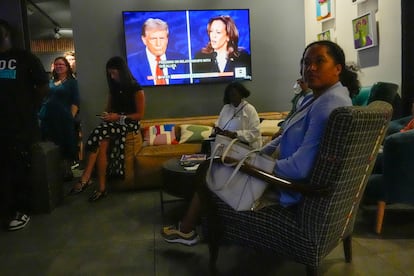 Personas se reúnen para ver el debate en Filadelfia, este 10 de septiembre por la noche.