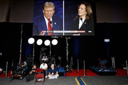 Una pantalla muestra a ambos candidatos en el centro de convenciones de Pensilvania.
