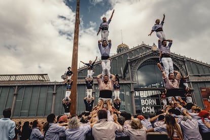Varios 'castellers' se erigen frente al mercado del Born de Barcelona.