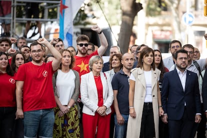 Carme Forcadell (tercera por la izquierda) junto a la portavoz de ERC, Marta Vilalta (segunda por la derecha) y el expresidente de la Generalitat, Pere Aragonès (derecha), durante la tradicional ofrenda floral en el monumento a Rafael Casanova con motivo de la Diada Nacional de Cataluña por parte de ERC.