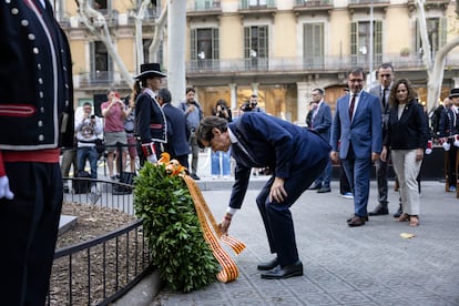 El presidente de la Generalitat de Cataluña, Salvador Illa, acompañado por los miembros de su Gobierno, durante la tradicional ofrenda floral en el monumento a Rafael Casanova con motivo de la Diada Nacional de Cataluña.
