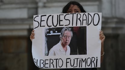 Una partidaria de Fujimori durante una manifestación frente al Tribunal Constitucional en Lima (Perú), en 2017.