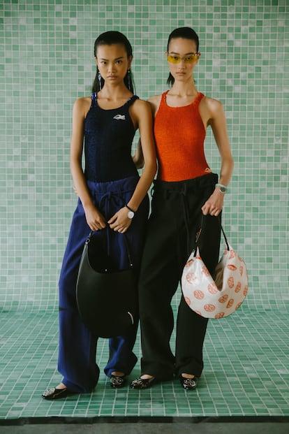 Pantalones de chándal y camisetas con tirantes de nadadora recubiertas de pedrería en Tory Burch.