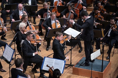 El violinista Renaud Capuçon durante la interpretación de ‘L’arbre des songes’ de Henri Dutilleux junto con la Filarmónica de Múnich y Lahav Shani.
