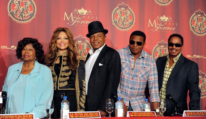 HA MUERTO TITO JACKSON , HERMANO MAYOR DE MICHAEL JACKSON De izquierda a derecha están Katherine Jackson, LaToya Jackson, Tito Jackson, Jackie Jackson y Marlon Jackson.