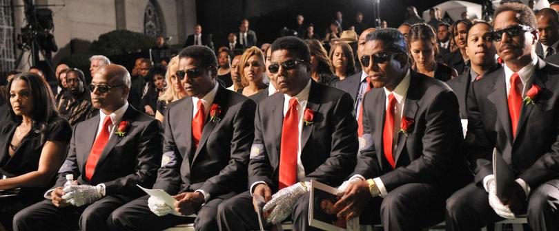 HA MUERTO TITO JACKSON , HERMANO MAYOR DE MICHAEL JACKSON La familia Jackson se sienta junta en el funeral de Michael Jackson.
