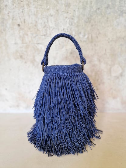 Bolso de la colección de Angela Damman, teñido color azul con tintes naturales.