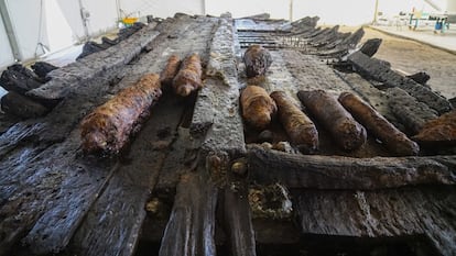 Restos de cañones aparecidos en lo que era la bodega del 'Delta I', el barco del siglo XVII extraído del puerto de Cádiz.