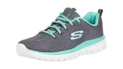 Skechers sobre fondo blanco.