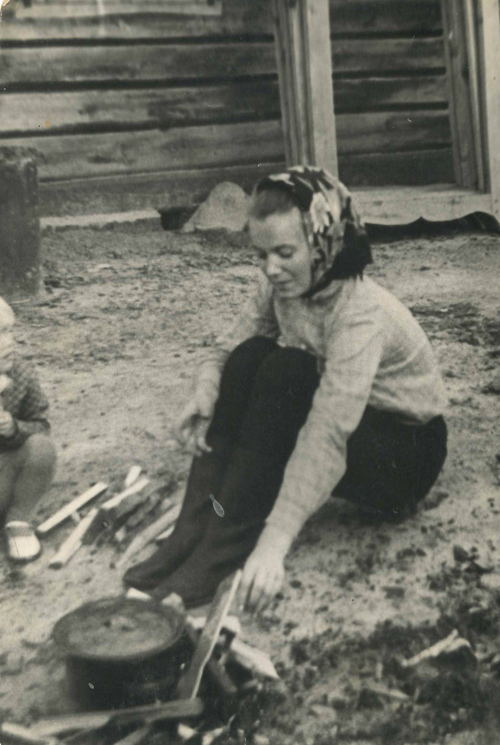 Foto del lbum familiar privado de la escritora Natalia Litvinova en la que aparece su madre en su pueblo natal Kriuki en...