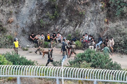 Un grupo de inmigrantes son detenidos por las fuerzas de seguridad marroquíes tras intentar entrar ilegalmente a Ceuta, el 15 de septiembre. 