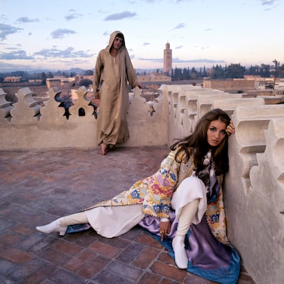 Talitha y Paul Getty con túnicas en sus vacaciones de Marrakech durante 1969.