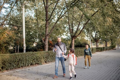 De camino a la escuela se pueden aprender y nombrar los distintos árboles que acompañan el recorrido.
