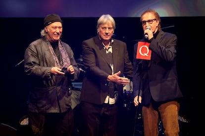 Ray Davies, Mick Avory y Dave Davies, los tres de The Kinks, en los premios de la revista inglesa 'Q' en octubre de 2018 en Londres.  