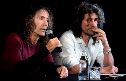 Robe Iniesta e Iñaki Uoho, en Madrid el diciembre de 2019, cuando anunciaron la gira de despedida de Extremoduro, que luego se suspendió por el coronavirus.
