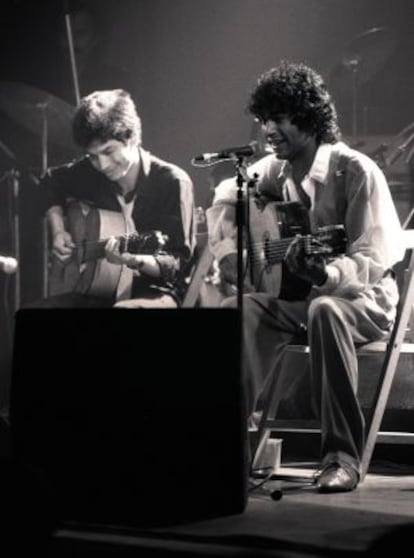 Raimundo, izquierda, y Rafael Amador, en un concierto de Pata Negra en los años ochenta.