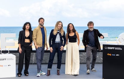 La directora y guionista Pilar Palomero (c) y los actores Patricia López Arnaiz (2d), Antonio de la Torre (d), Julián López (2i) y Marina Guerola, han presentado este domingo  "Los destellos", que compite en la Sección Oficial del certamen. 
