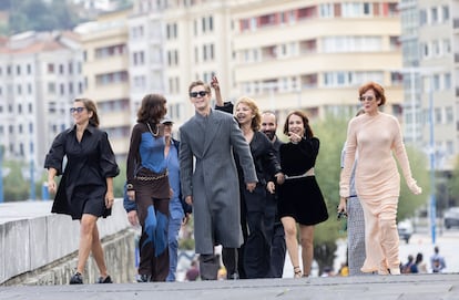 La directora Paula Ortiz (segunda por la derecha), posa junto a los actores Aixa Villagrán (derecha), Alba Planas (segunda por la izquierda), Najwa Nimri (centro), Patrick Criado, y la productora, María Zamora (izquierda), tras presentar este domingo La virgen roja.