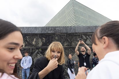 La actriz, Najwa Nimri, atiende a sus admiradores tras presentar su película La virgen roja, este domingo en el Festival de Cine de San Sebastián. 
