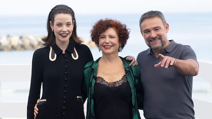La directora Iciar Bollain (centro) y los actores Urko Olazabal y Mireia Oriol posan este sábado durante la presentación de Soy Nevenka.