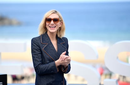 Cate Blanchett, ante la playa en San Sebastián.