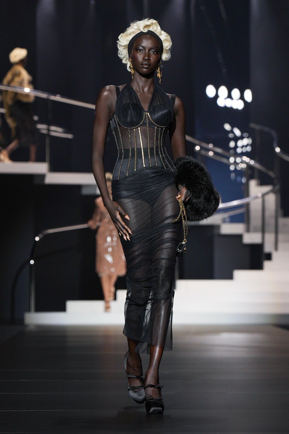 Desde el sujetador con conos hasta las pelucas rubias el desfile primaveraverano 2025 de Dolce  Gabbana es toda una oda...