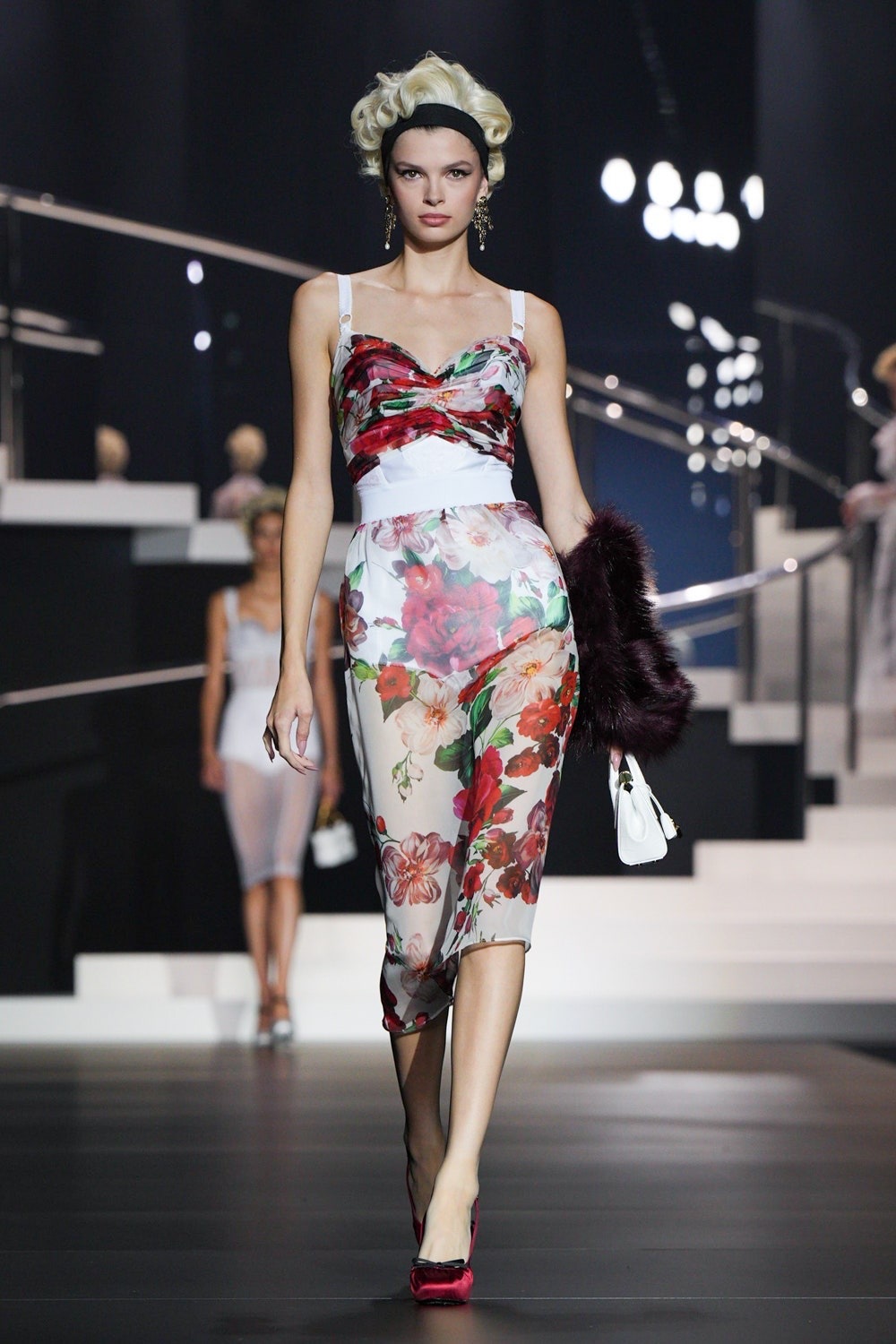 Desde el sujetador con conos hasta las pelucas rubias el desfile primaveraverano 2025 de Dolce  Gabbana es toda una oda...