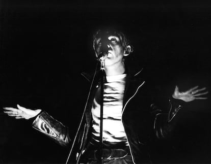 Peter Gabriel en una actuación de la gira 'Lamb Lies Down On Broadway' en Rotterdam en 1975. 