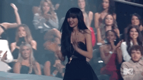 Lisa recibiendo un premio Lisa de BLACKPINK recibiendo un premio MTV a los mejores videos musicales.- Blog Hola Telcel