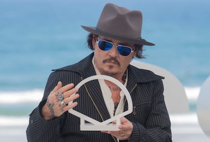 Depp juega con el logo del festival de San Sebastián ante los fotógrafos.