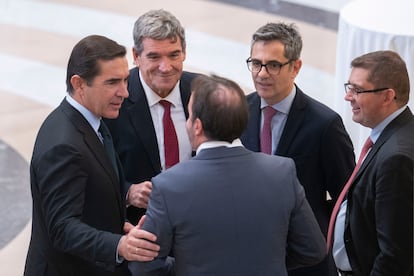 José Luis Escrivá, junto al ministro Félix Bolaños y al presidente del BBVA Carlos Torres, este martes en la toma de posesión del cargo de Gobernador del Banco de España. 