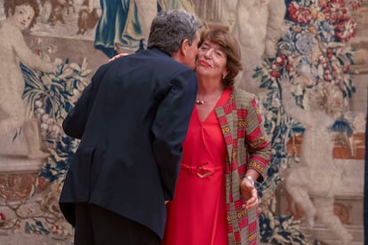 El nuevo gobernador del Banco de España José Luis Escrivá, saluda a la subgobernadora, Soledad Núñez, durante el acto de toma posesión de este martes.
