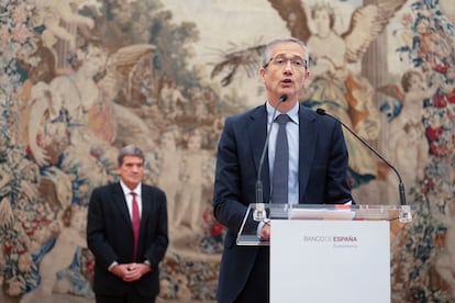El exgobernador del Banco de España, Pablo Hernández de Cos, participa en el acto de posesión José Luis Escrivá como nuevo gobernador del Banco de España, este martes.
