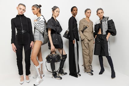 Varias modelos en el 'backstage' del desfile de Christian Dior, celebrado en el Musée Rodin de París el 24 de septiembre de 2024.