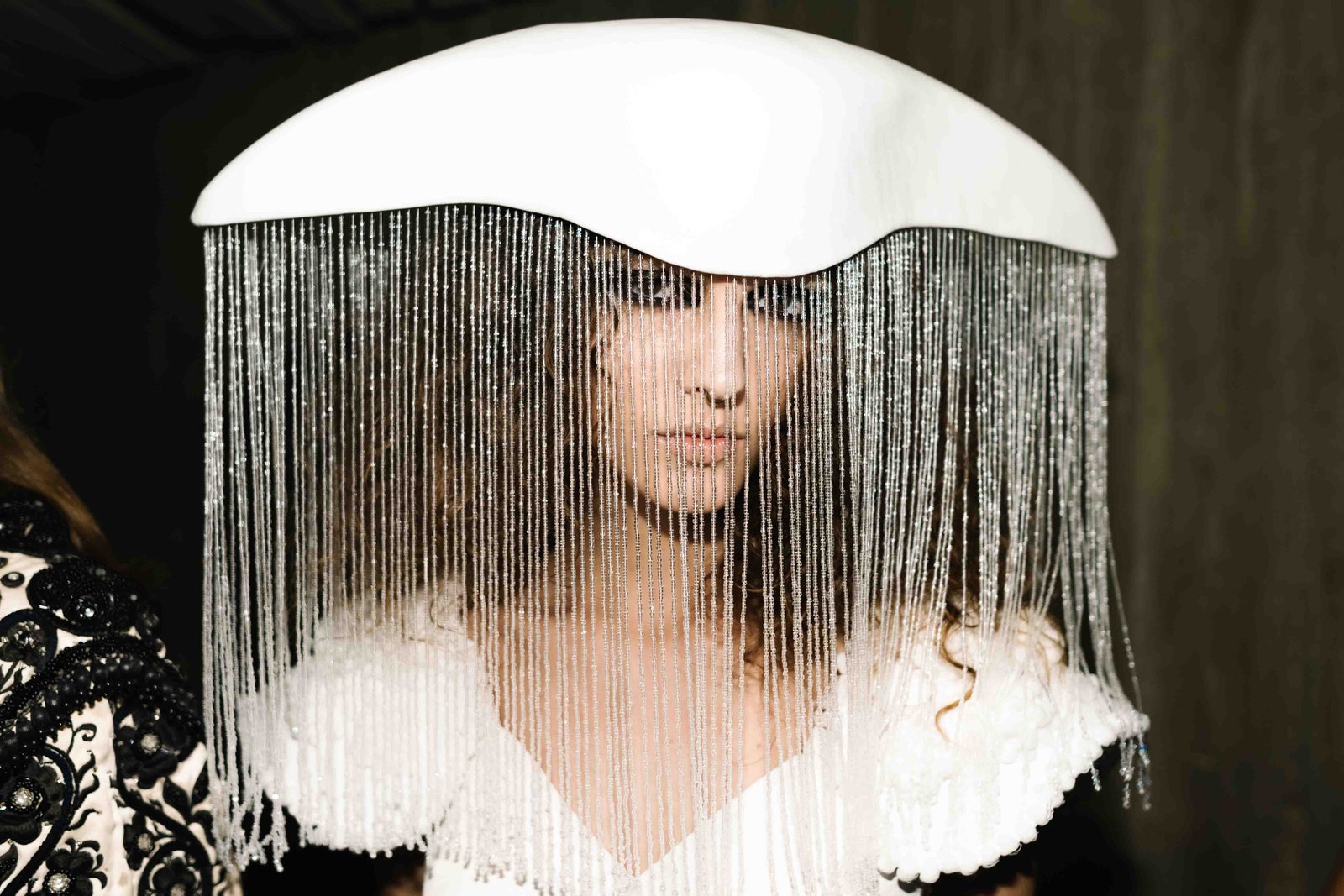 En el 'backstage' del desfile de la colección primaveraverano 2025 de Luis de Javier con sombreros de Betto García.