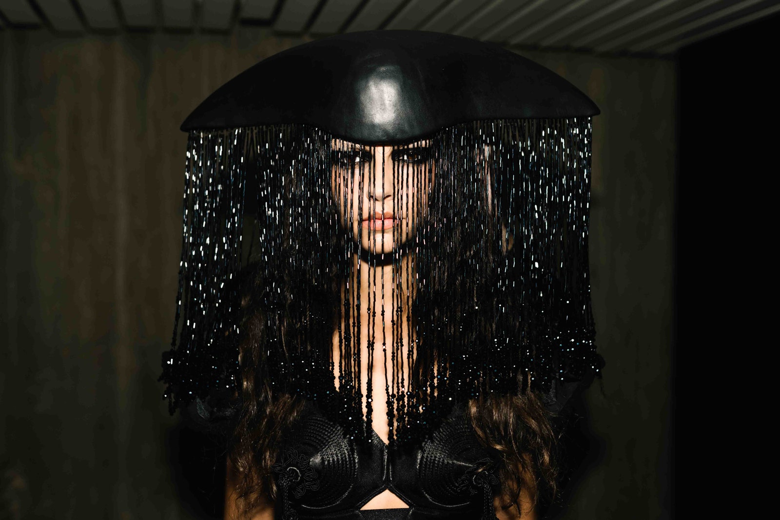 En el 'backstage' del desfile de la colección primaveraverano 2025 de Luis de Javier con sombreros de Betto García.