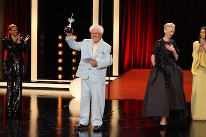 Almodóvar recibe el galardón durante el Festival de San Sebastián.