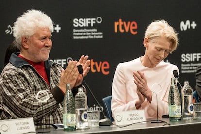 Pedro Almodóvar y Tilda, en un momento de la rueda de prensa.