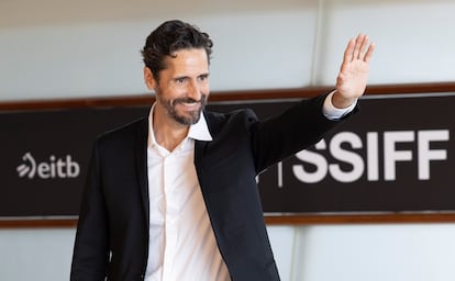 El actor Juan Diego Botto saluda a la prensa tras la proyección de 'La habitación de al lado'.