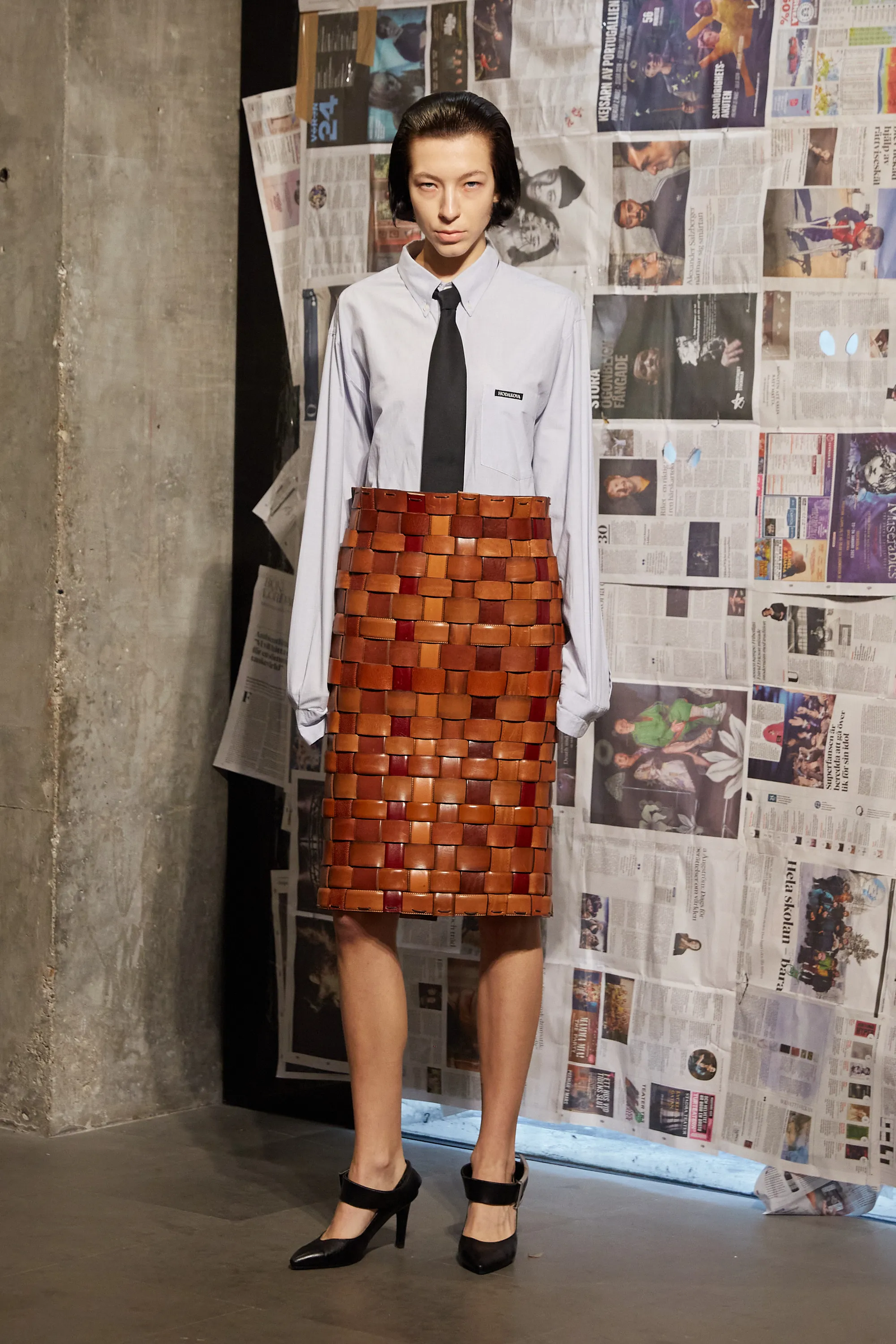 falda con cinturones entrelazados de Hodakova otoñoinvierno 2024.