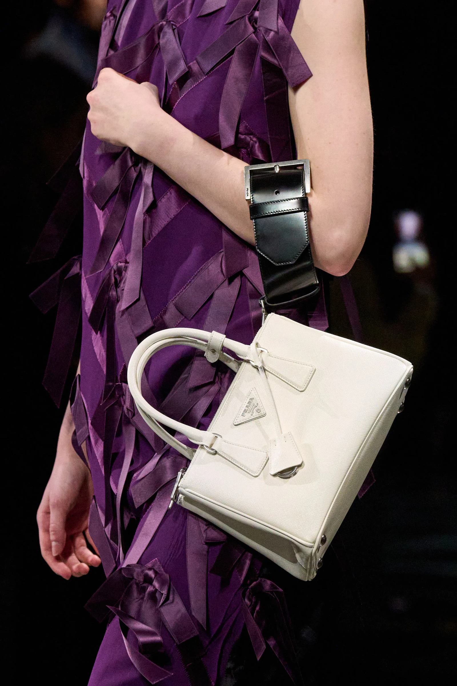 bolso cinturon en Prada otoñoinvierno 2024.