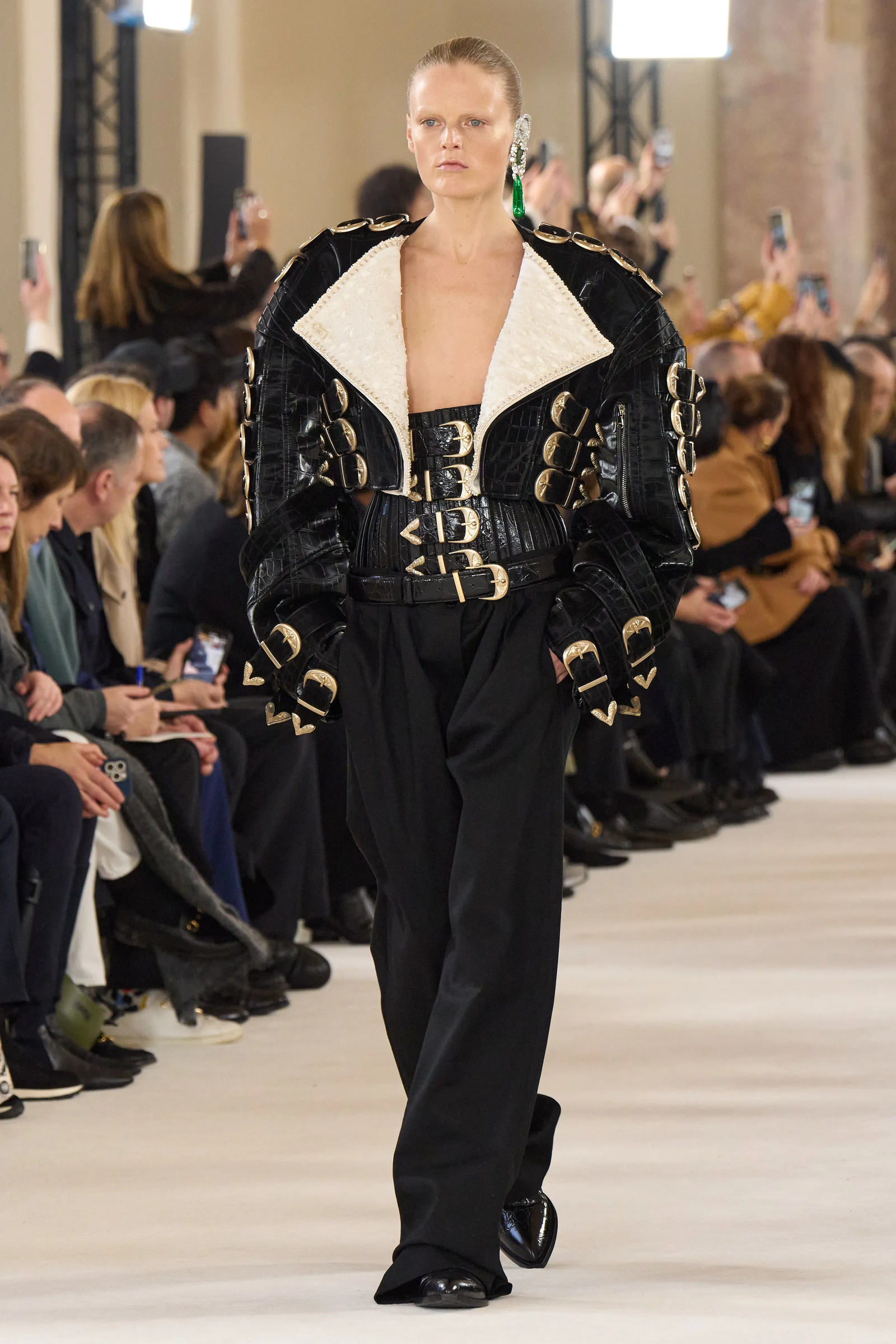 cinturones en Schiaparelli Alta Costura primaveraverano 2024.