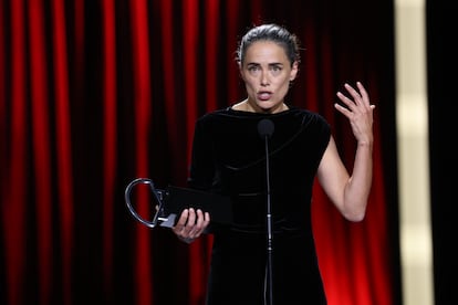 La actriz Patricia López Arnaiz recibe la Concha de Plata a la mejor interpretación protagonista.