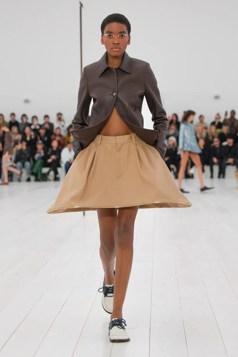 El recogimiento creativo y sin apenas estridencias de Loewe en su desfile de primaveraverano 2025