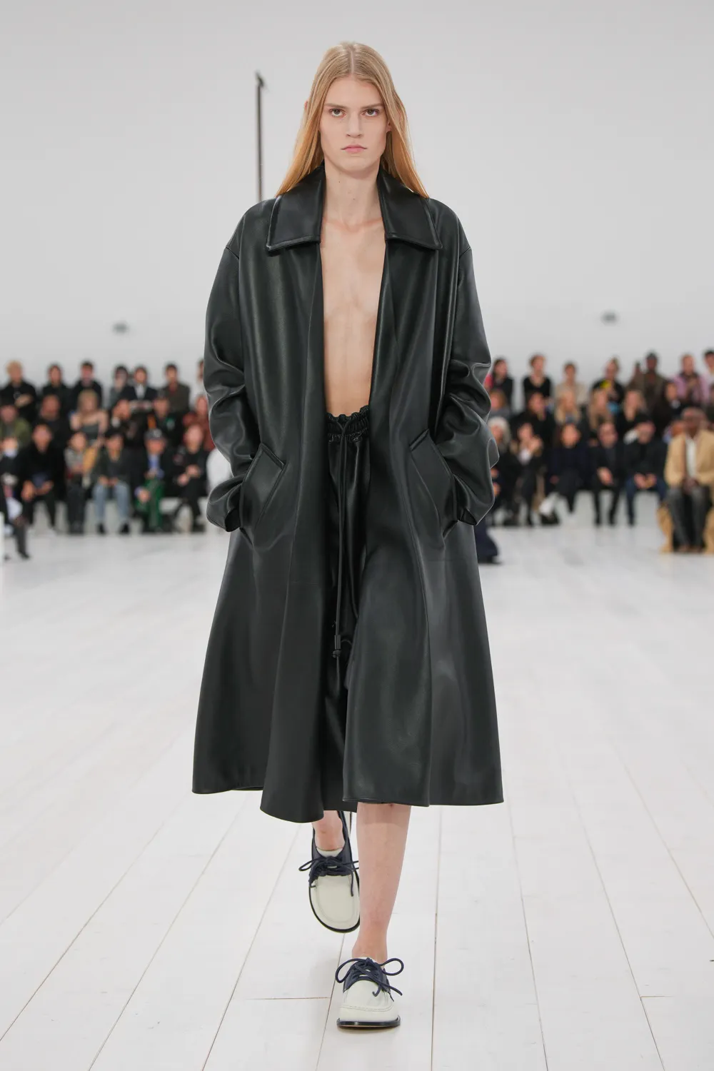 El recogimiento creativo y sin apenas estridencias de Loewe en su desfile de primaveraverano 2025