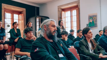 Varios empleados de la empresa Hack a Boss durante una charla en una imagen cedida por la compañía.