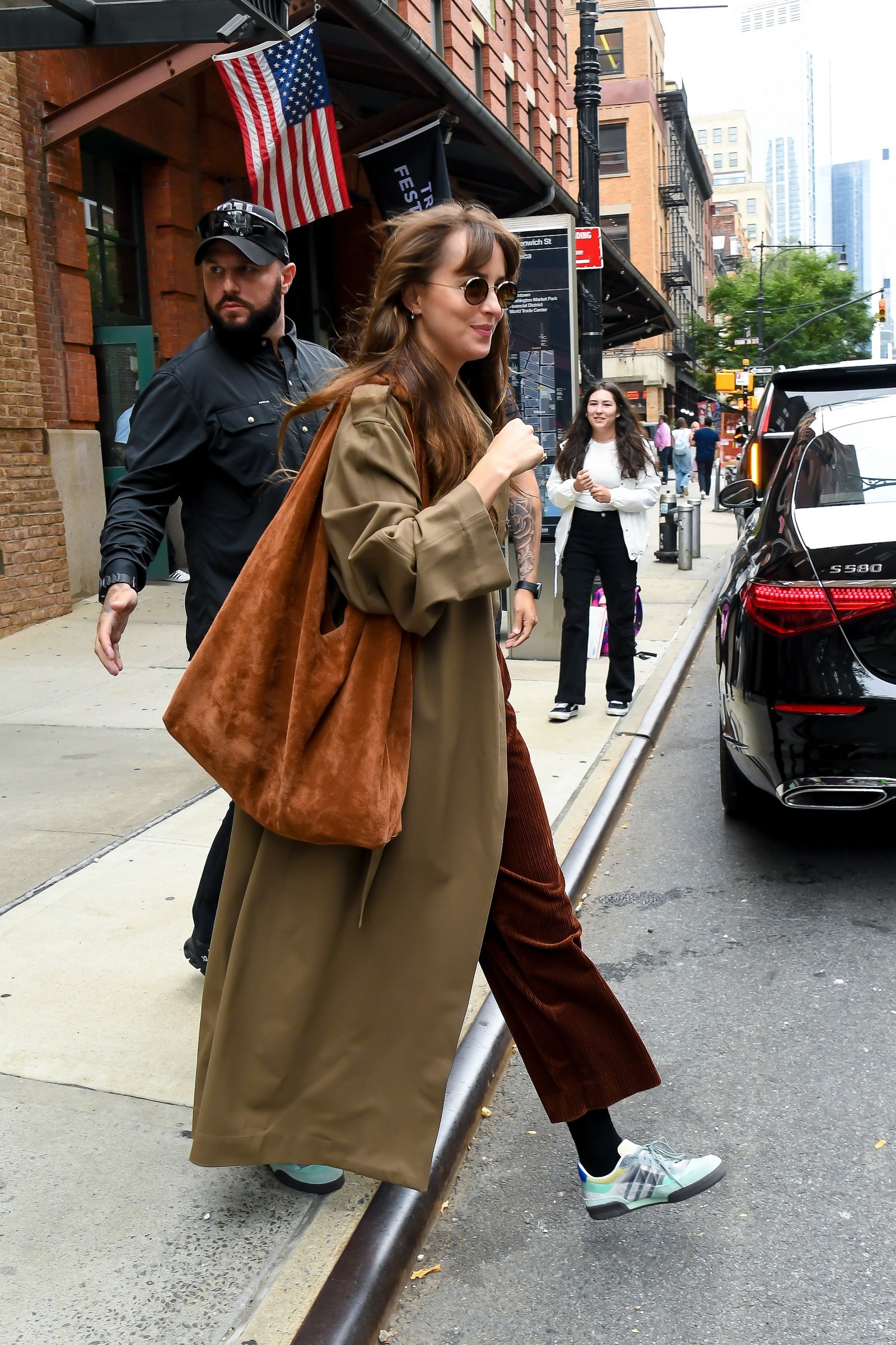 Dakota Johnson opta por unas zapatillas perfectas para el otoño en un color poco habitual