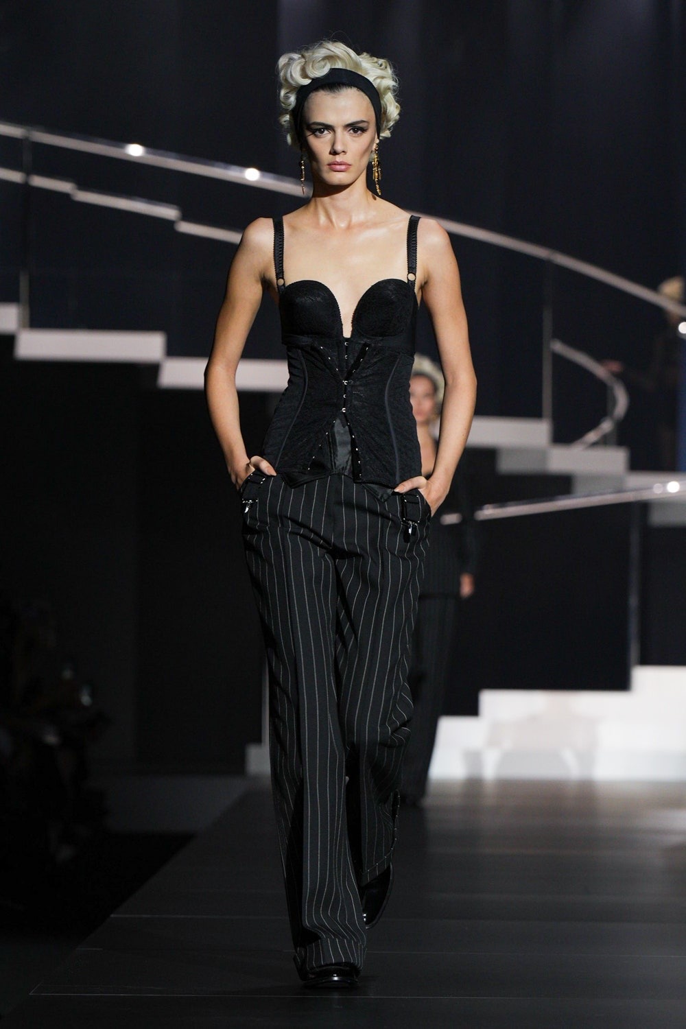 Desde el sujetador con conos hasta las pelucas rubias el desfile primaveraverano 2025 de Dolce  Gabbana es toda una oda...