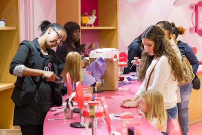 La peluquería de la tienda de muñecas American Girl Place en Nueva York (Estados Unidos).