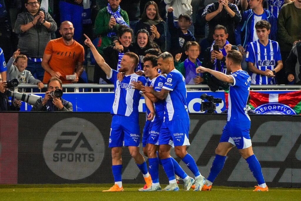 El extremo del Alavés Carlos Vicente Robles (i) celebra con sus compañeros tras anotar un gol ante el Sevilla, durante el partido de la jornada 6 de LaLiga EA Sports este viernes.